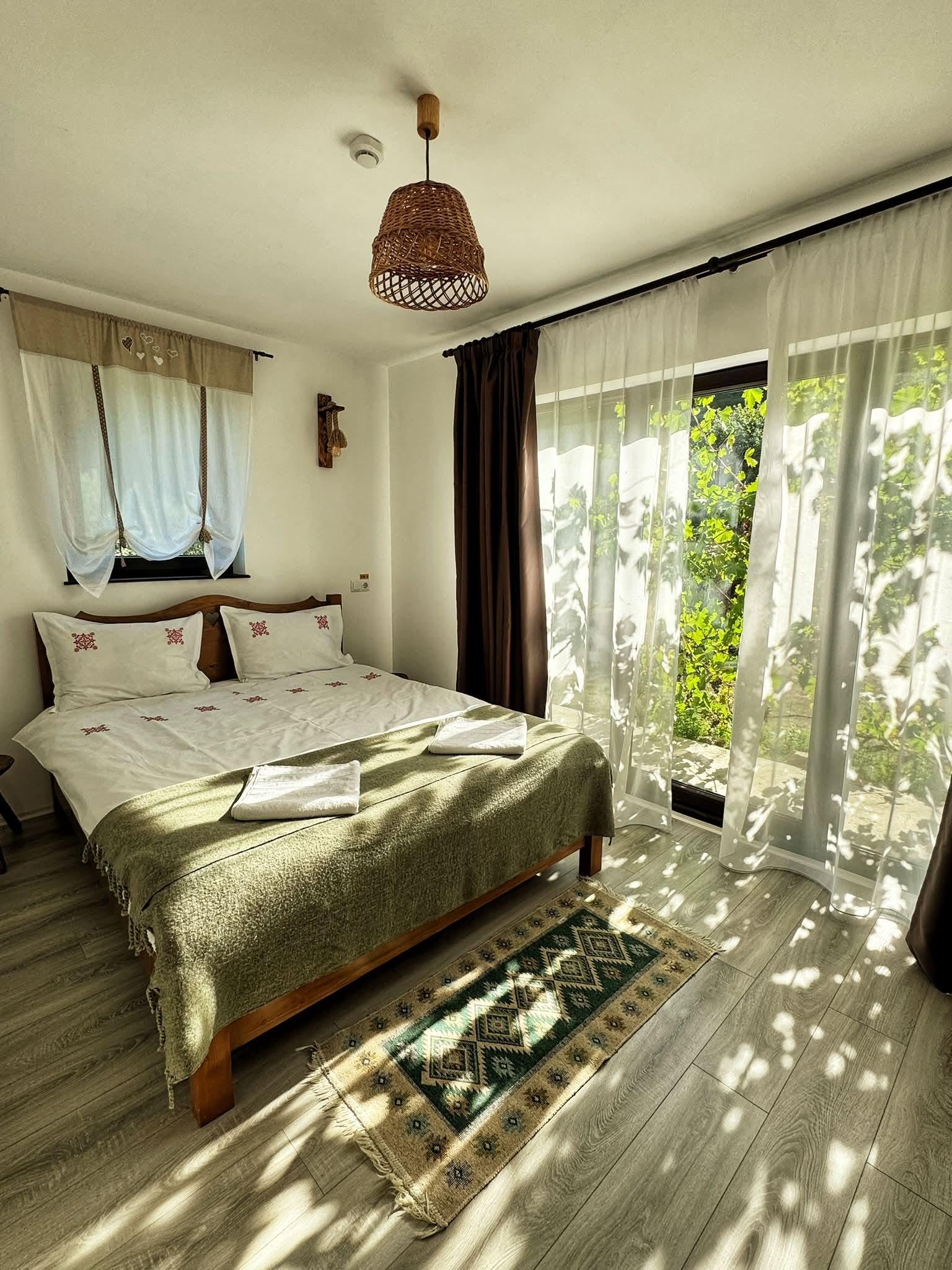 Cameră la Casa Catrinei, în lumina dimineţii